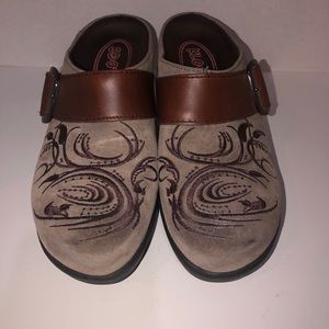 Klogs suede, taupe with brown buckle.